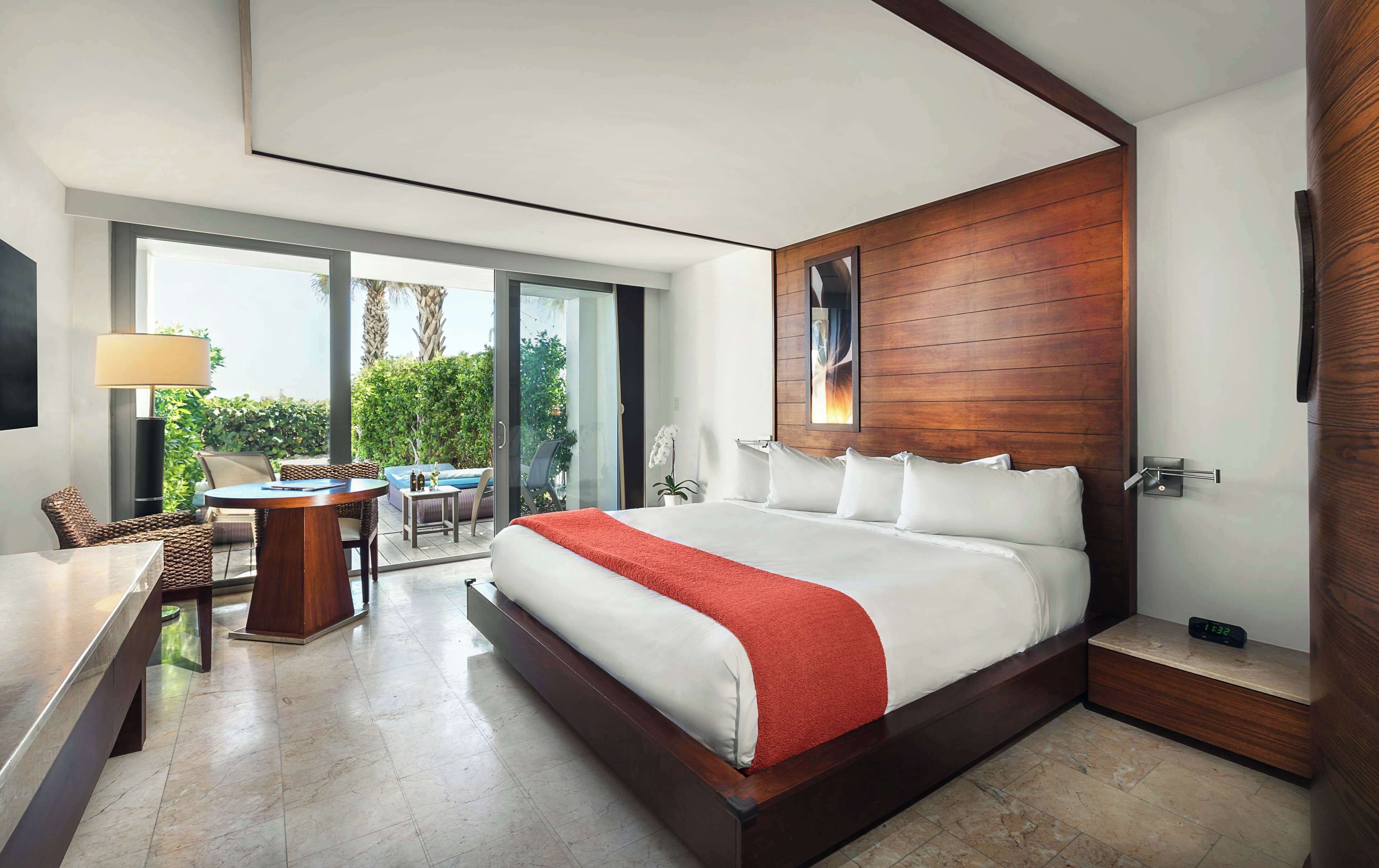 Premium bedding, in-room safe, iron/ironing board, bed sheets