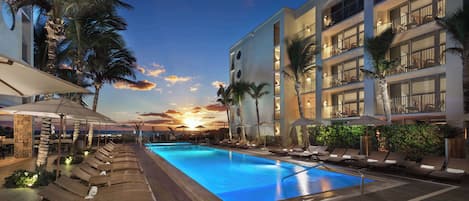 Hồ bơi ngoài trời, dù/ô trên bãi biển/hồ bơi, ghế dài tắm nắng