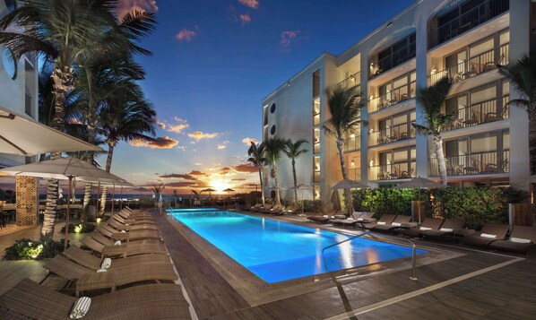 Outdoor pool, pool umbrellas, sun loungers