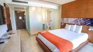 Estudio | Ropa de cama de alta calidad, caja fuerte, tabla de planchar con plancha