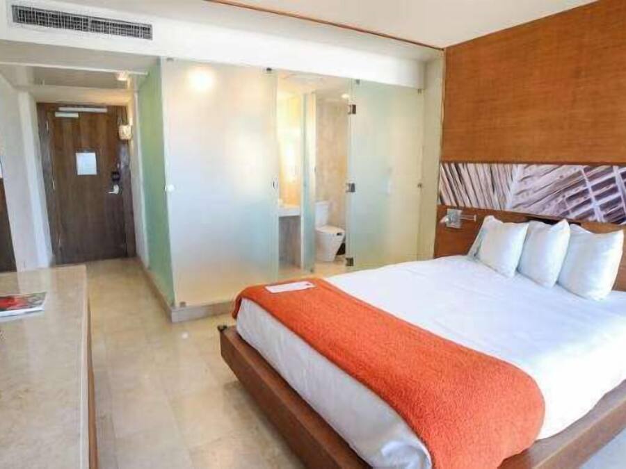 Studio | Premium bedding, in-room safe, iron/ironing board, bed sheets