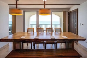 Premium bedding, in-room safe, iron/ironing board, bed sheets