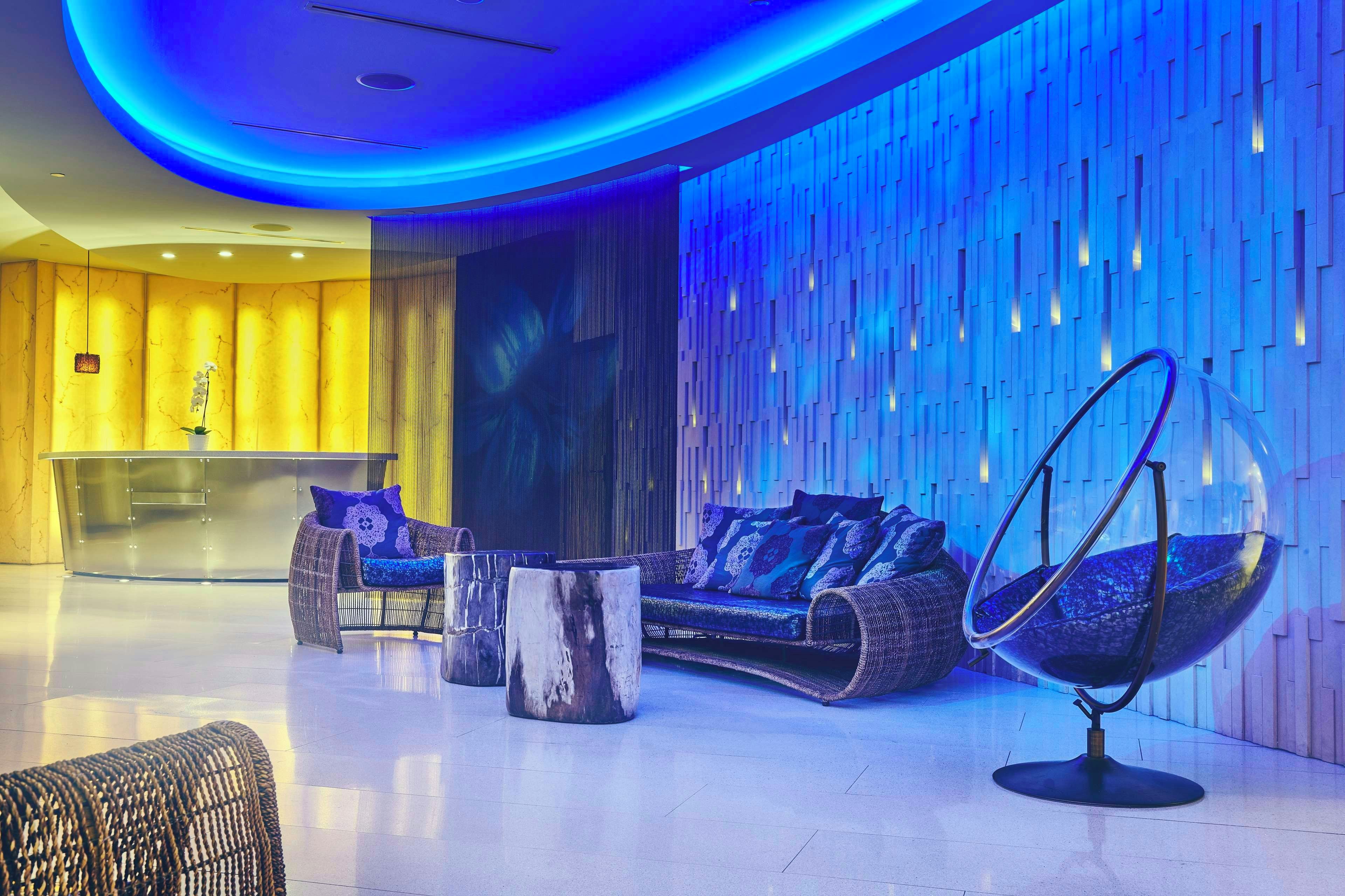 Lobby-lounge