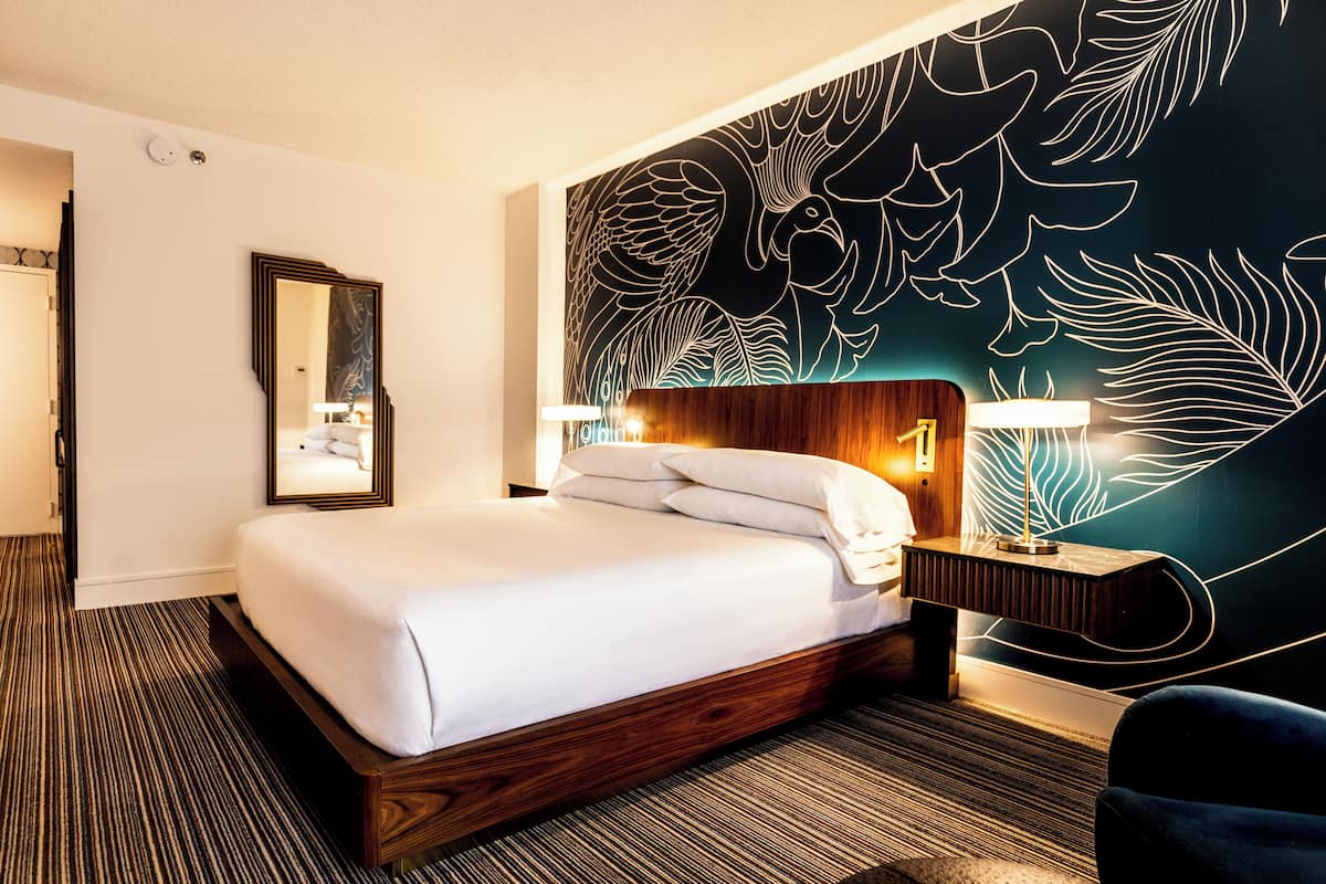 Phòng Deluxe, 1 giường cỡ king | Bộ đồ giường cao cấp, két bảo mật tại phòng, bàn, màn/rèm cản sáng 