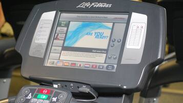 Una cinta de correr con pantalla digital y panel de control.