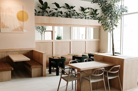 Coffee shop. The Clyde Hotel