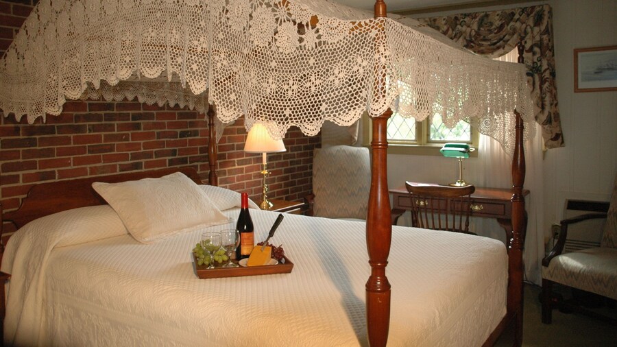 Lamie's Inn and The Old Salt Restaurant