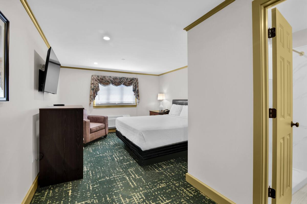 Renovated King Room, Second Floor | 高級寢具、特厚豪華床墊、書桌、熨斗/熨衫板
