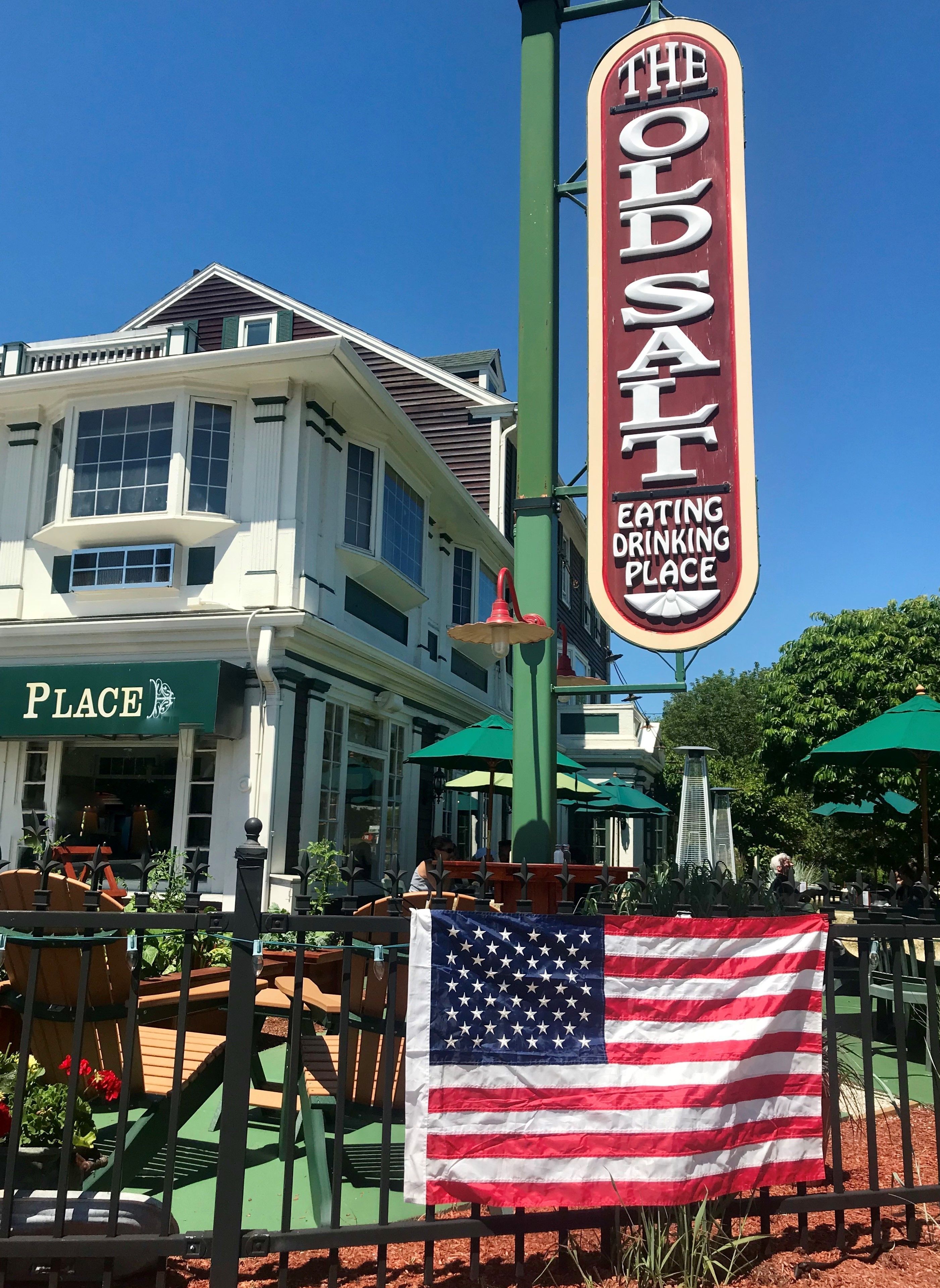 Se sirven almuerzos, cenas y brunches; mariscos; con vista al jardín