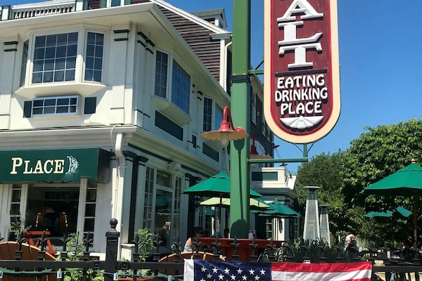 Ofereix vistes al jardí i s'hi serveixen dinars i plats de marisc