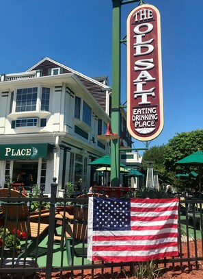 Lunch, dinner, brunch served; seafood, garden views 