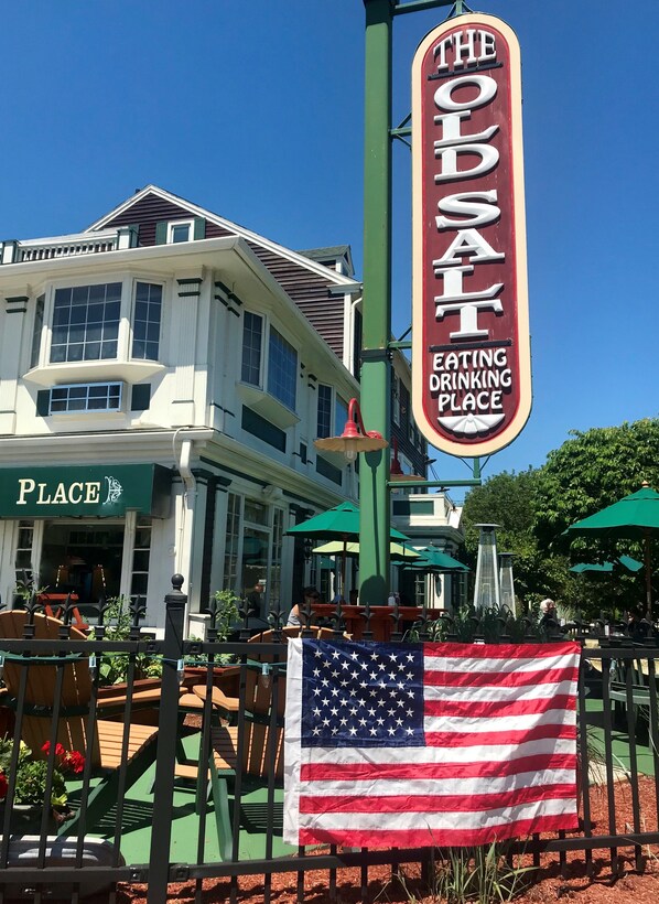 供应午餐、晚餐和早午餐，海鲜，花园景观