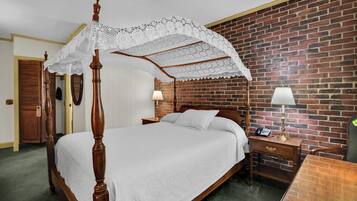 Deluxe Room, 1 Queen Canopy Bed