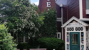 Déjeuner, dßner et brunch servis sur place, vue sur le jardin