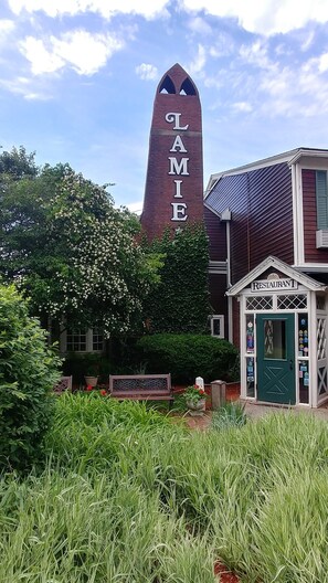 Lunch, dinner, brunch served; seafood, garden views 