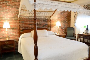 Deluxe Room, 1 Queen Canopy Bed | Bộ đồ giường cao cấp, nệm có lớp đệm bông 