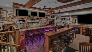 ランチ、ディナー、ブランチに営業