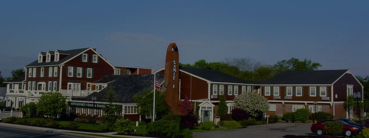 أغطية فراش متميزة وأسرّة بطبقة علوية مريحة وطراز فريد لكل وحدة ومكتب