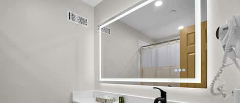 Renovated Room, Two Double Beds, Second Floor | Salle de bain | Articles de toilette griffés, séchoir à cheveux, savon, shampooing