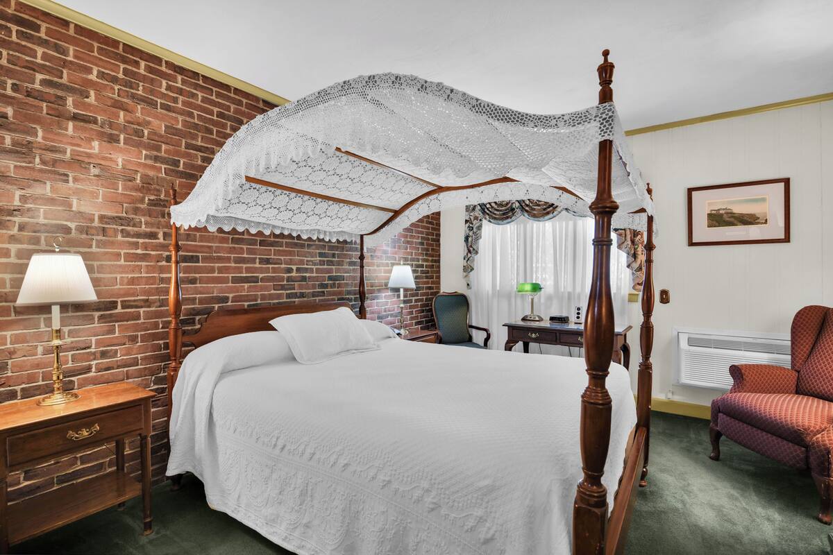 Deluxe Room, 1 Queen Canopy Bed | 高級寢具、特厚豪華床墊、書桌、熨斗/熨衫板