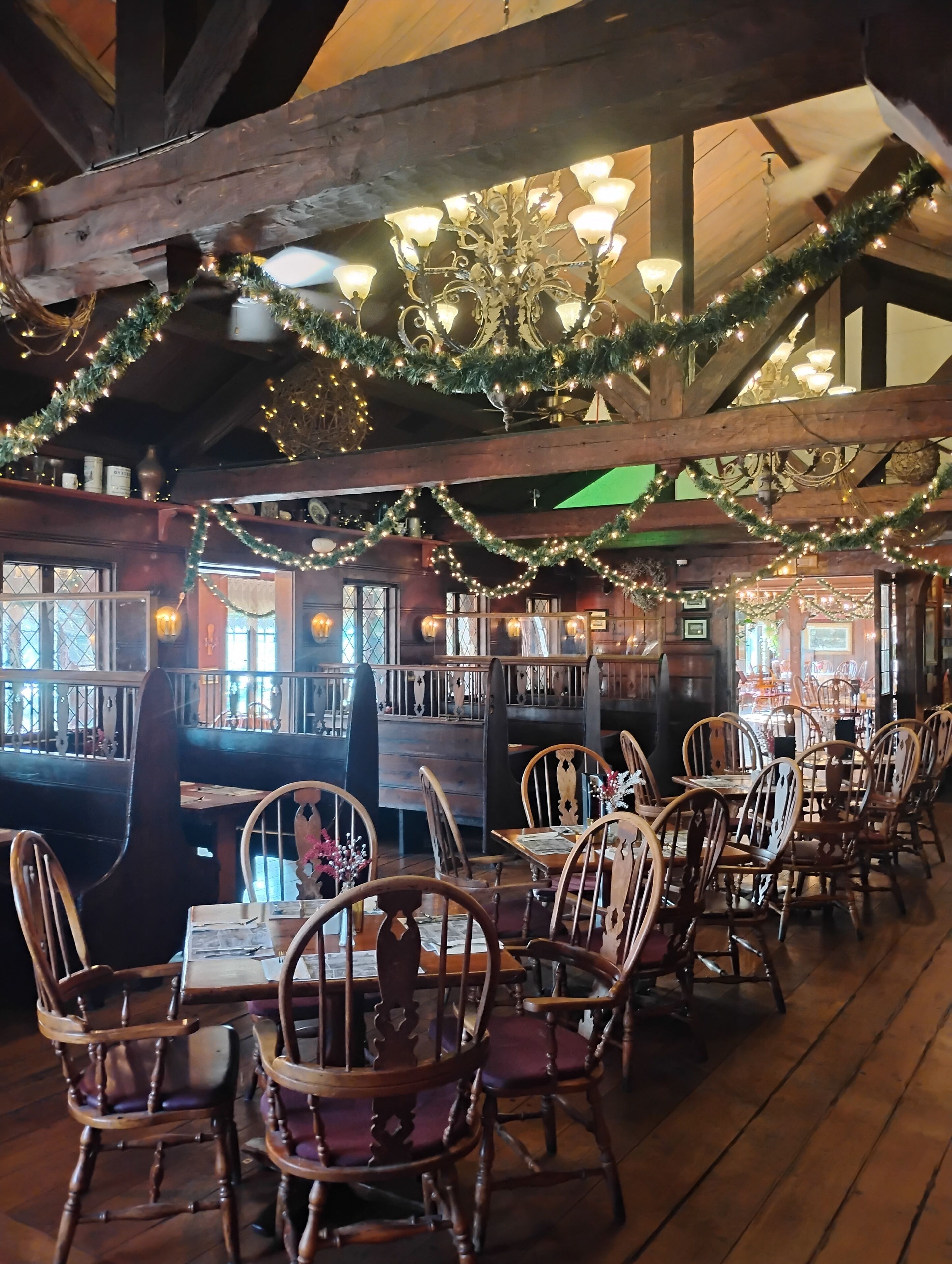 Lunch, dinner, brunch served; seafood, garden views 