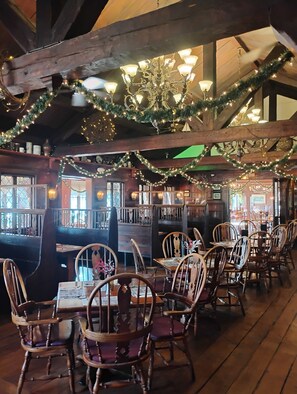 ランチ、ディナー、ブランチに営業 (シーフード、ガーデン ビュー)