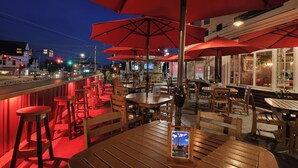 ランチ、ディナー、ブランチに営業