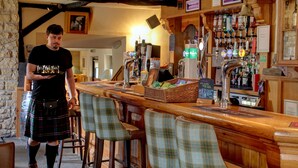 2 bars-salons, pub