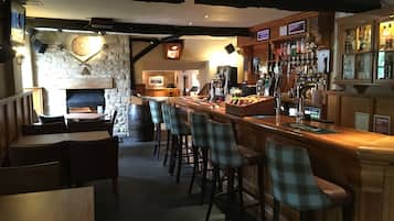 2 bars/lounges, pub