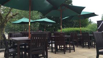 Serveert ontbijt, lunch, diner, lokale gerechten