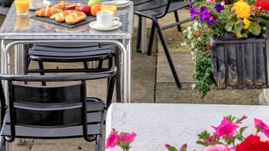 Déjeuner, dîner et souper servis sur place