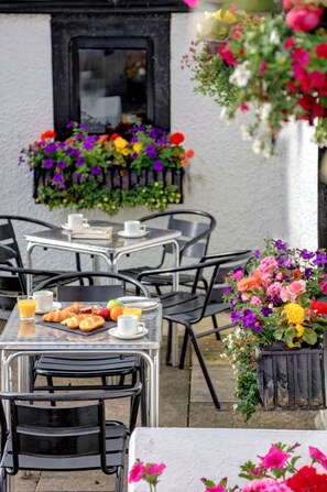 Der serveres morgenmad, frokost, aftensmad og lokale retter 