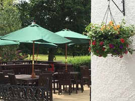 Se sirven desayunos, almuerzos y cenas; cocina local