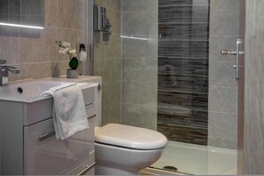 Kostenlose Toilettenartikel, Handtücher