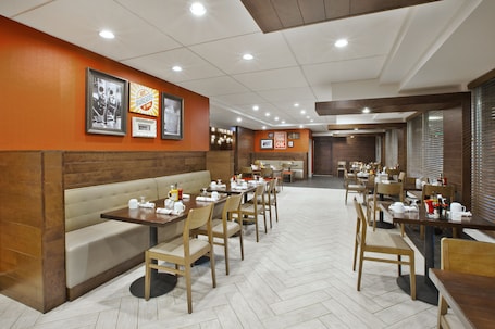 Daily cooked-to-order breakfast for a fee. Holiday Inn Columbus Dwtn-Capitol Square by IHG