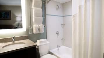 Une salle de bain avec un lavabo, des toilettes et une baignoire.