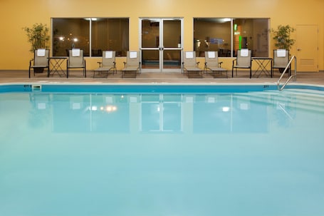 Indoor pool, open 7:00 AM to 10:00 AM, sun loungers. Holiday Inn Columbus Dwtn-Capitol Square by IHG