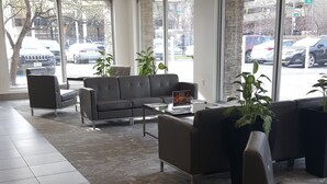 A spacious lobby with a large seating area, large windows, and a view of the street outside. - Holiday Inn Columbus Dwtn-Capitol Square by IHG (Columbus)