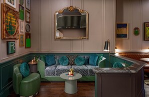 Lobby sitting area - The Pelham Hotel (New Orleans)