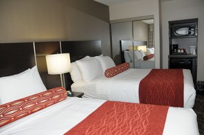 Room, 2 Double Beds | Desk, iron/ironing board, rollaway beds, bed sheets - Admiral Inn Burlington (Burlington)