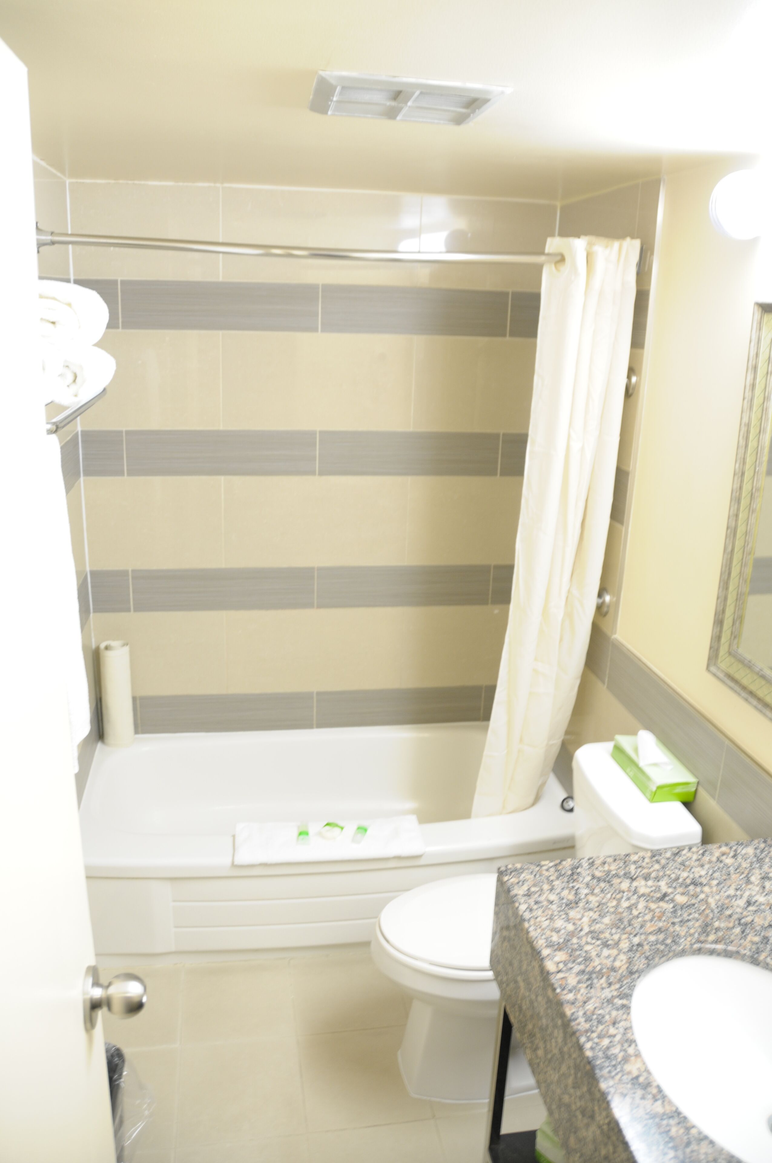 Un baño con ducha, inodoro y lavamanos.