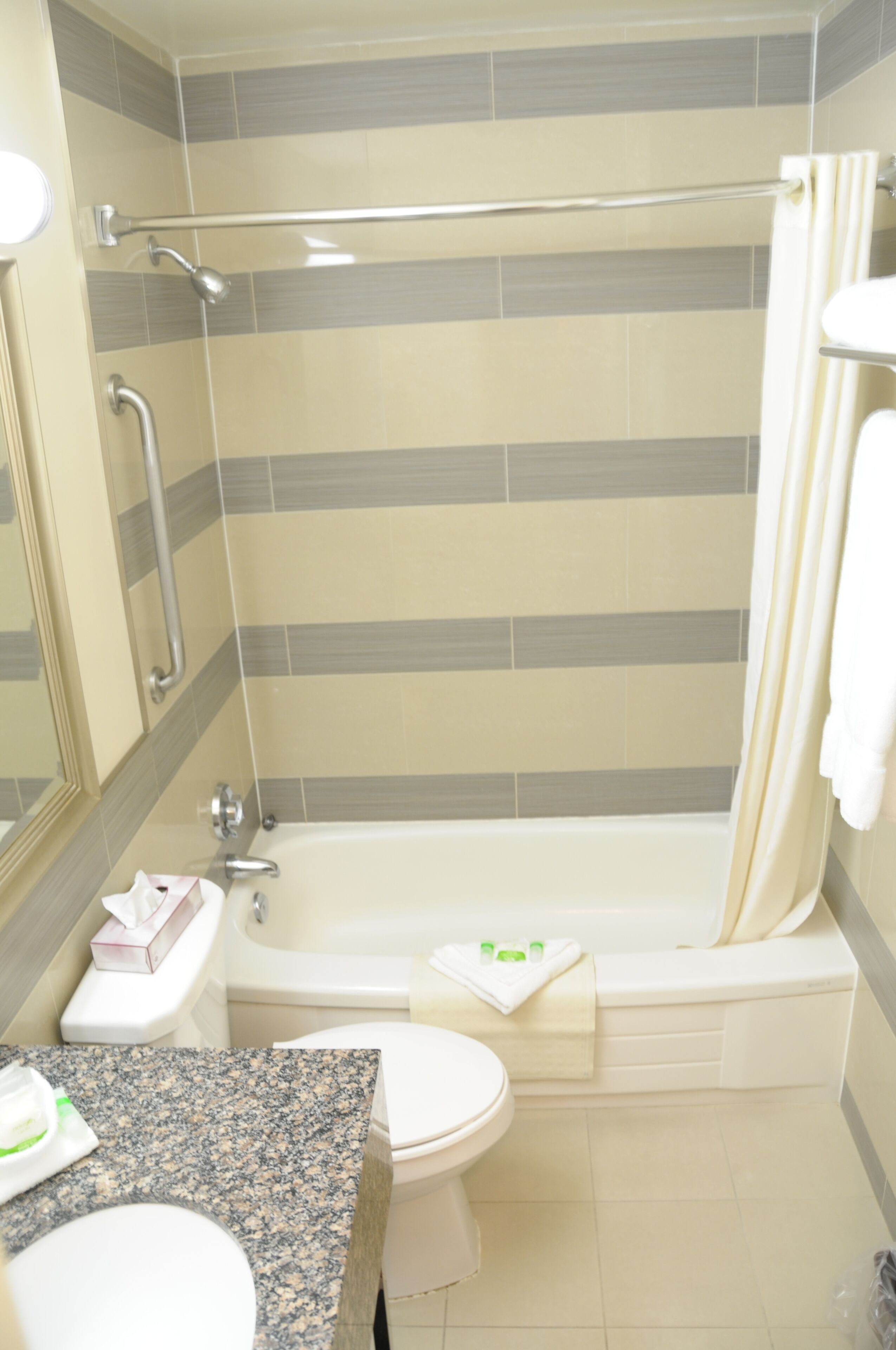 Un baño con bañera, inodoro y lavamanos.