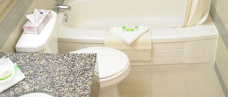 Un baño con bañera, inodoro y lavamanos.