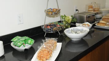 Un bufé de desayuno con diversas opciones de comida y salsas.