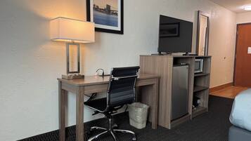 Standard Room, 1 King Bed, Non Smoking | Desk, iron/ironing board, cribs/infant beds, rollaway beds