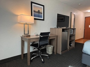 Standard Room, 1 King Bed, Non Smoking | Desk, iron/ironing board, cribs/infant beds, rollaway beds