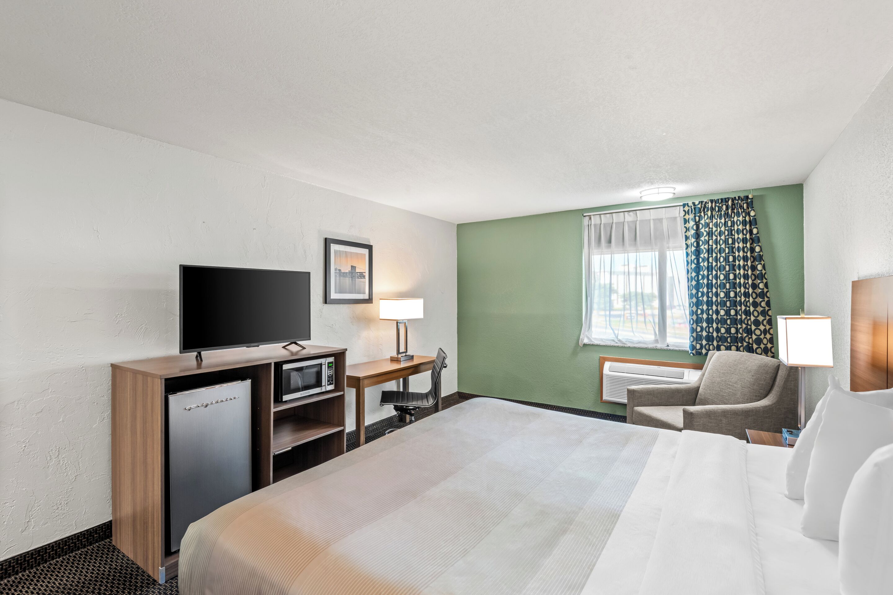 Standard Room, 1 King Bed, Non Smoking | Desk, iron/ironing board, cribs (surcharge), rollaway beds (surcharge)