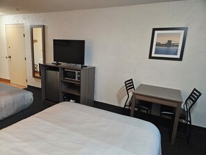 Standardzimmer, 2 Doppelbetten, Nichtraucher | Schreibtisch, Bügeleisen/Bügelbrett, Babybetten, Zustellbetten