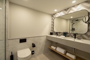 Shower, eco-friendly toiletries, hair dryer, bathrobes - DoubleTree by Hilton Berlin Ku'damm (Berlin)