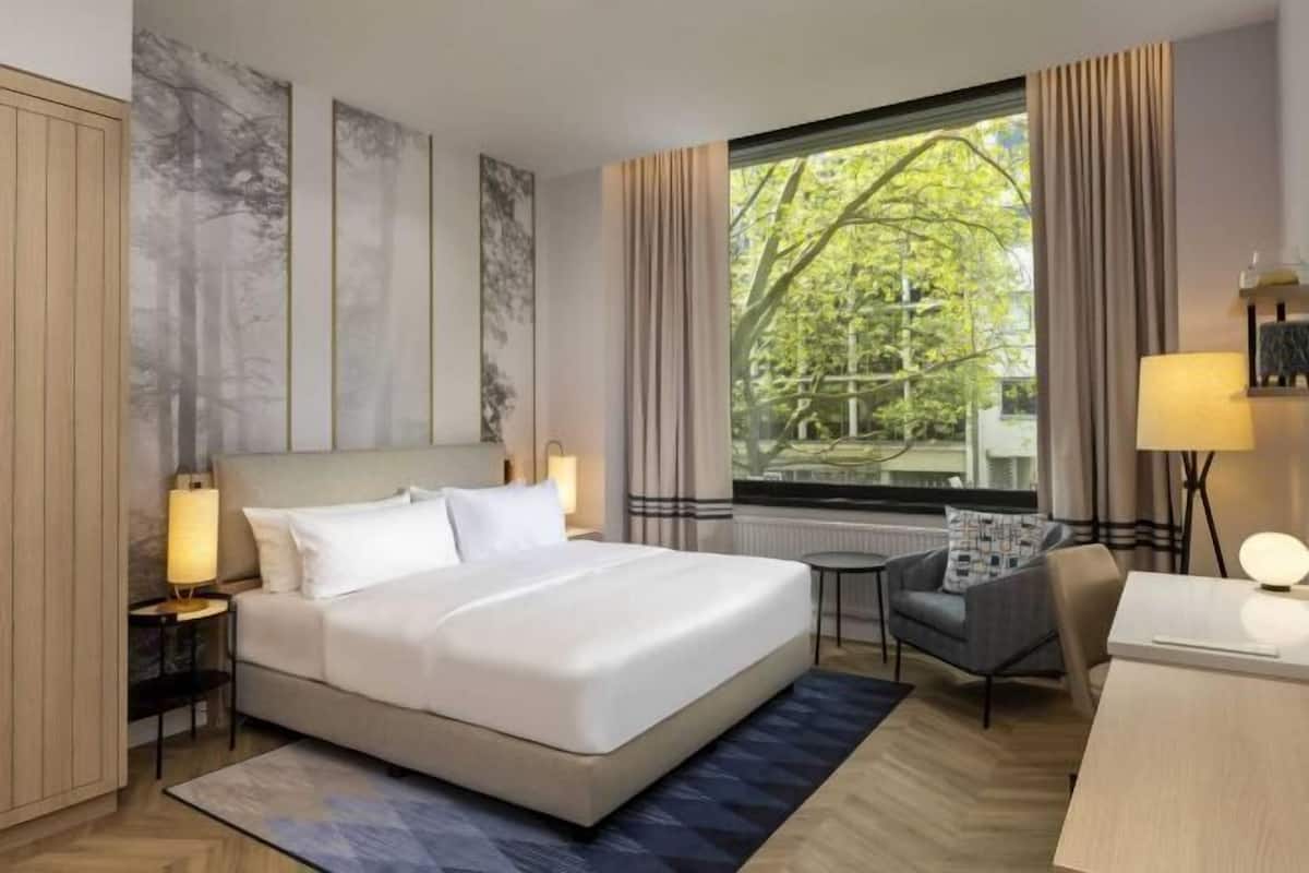 1 bedroom, hypo-allergenic bedding, minibar, in-room safe